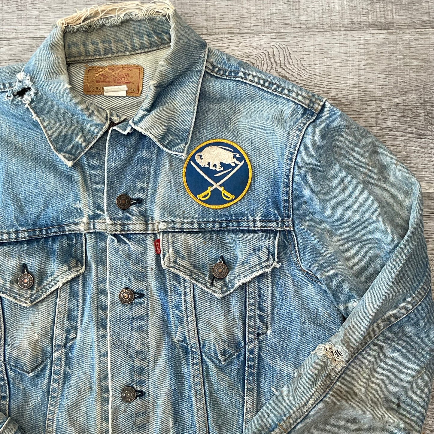 Vintage NHL Buffalo Sabres Levi’s Denim Jacket Size Medium